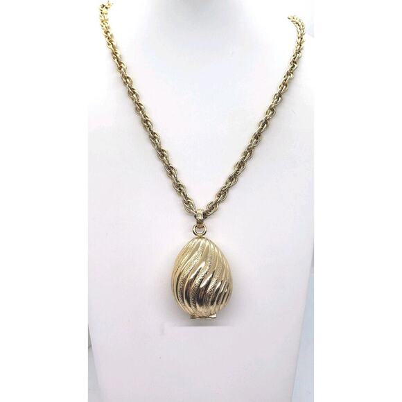 Vintage Locket Pendant Easter Egg 1968 Stash Perfume Opens Gold Plated Avon - Picture 2 of 10